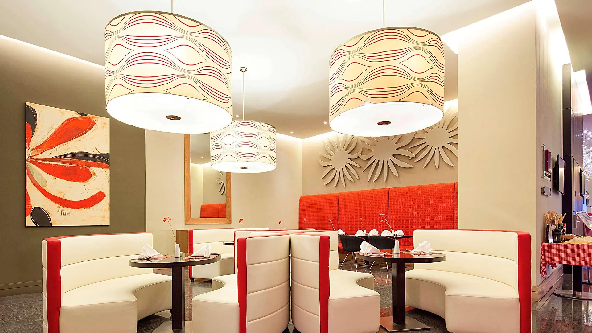 Ibis Mall Avenue Dubai 3*,